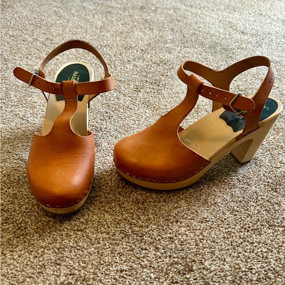 Stylish Tan Leather Women's Clogs
